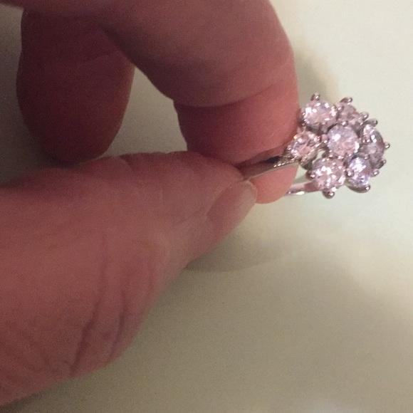 Beautiful ring, costume jewelry, size 7 1/2 - Picture 1 of 7